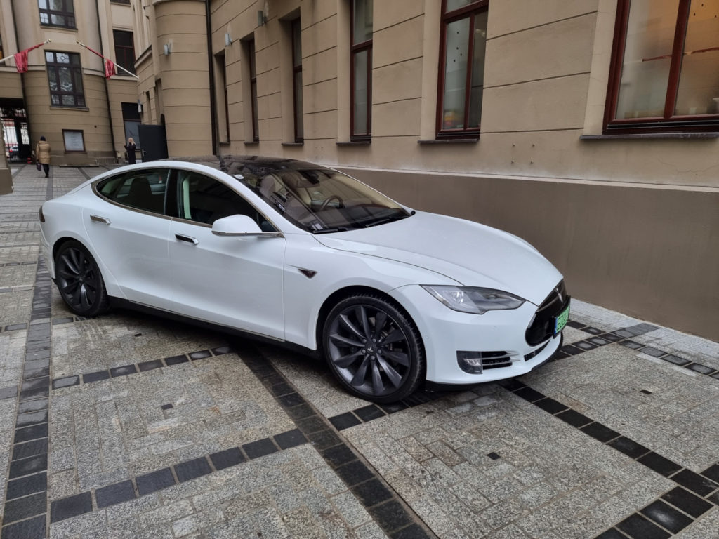 Green-Cab-Taxi-Green-przejazdy-VIP-Tesla-1