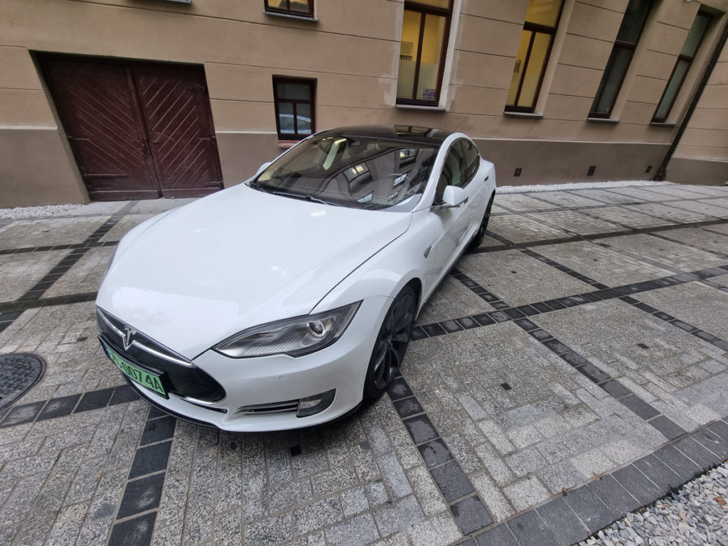 Green-Cab-Taxi-Green-przejazdy-VIP-Tesla-4